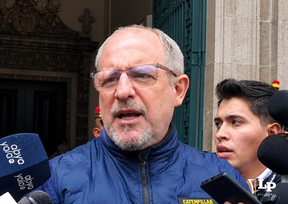 El viceministro Oliva en conferencia de prensa