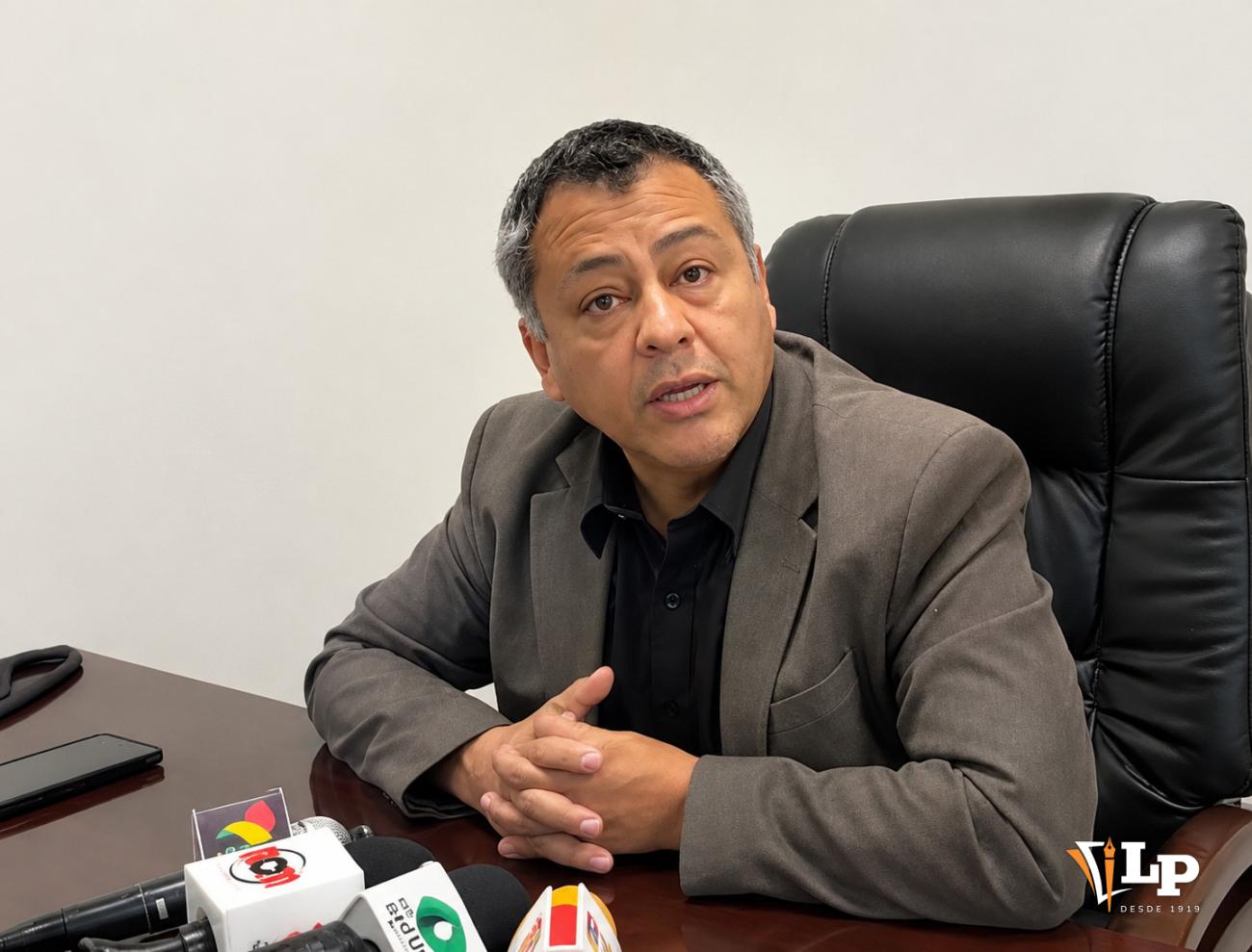 El senador Mentasti en conferencia de prensa