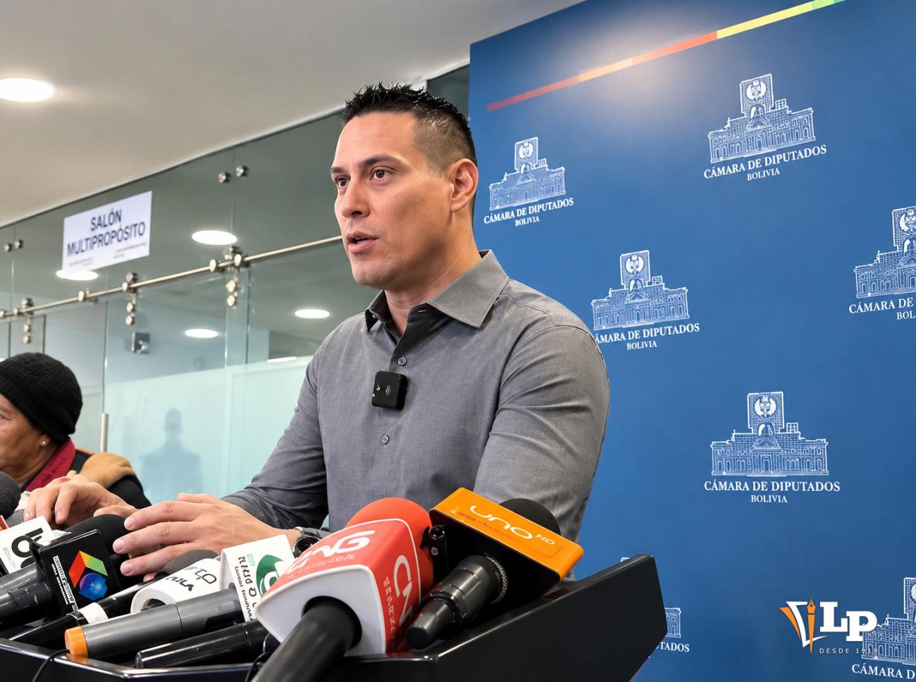 El diputado López en conferencia de prensa
