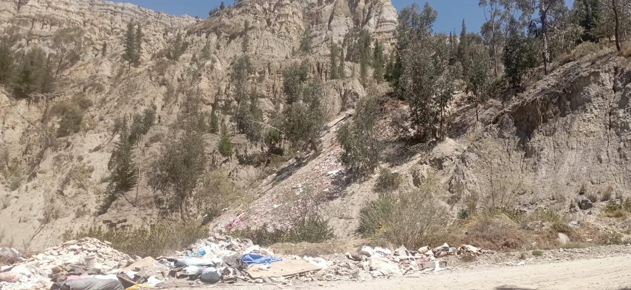 Acumulación de escombros y basura en las laderas de la zona