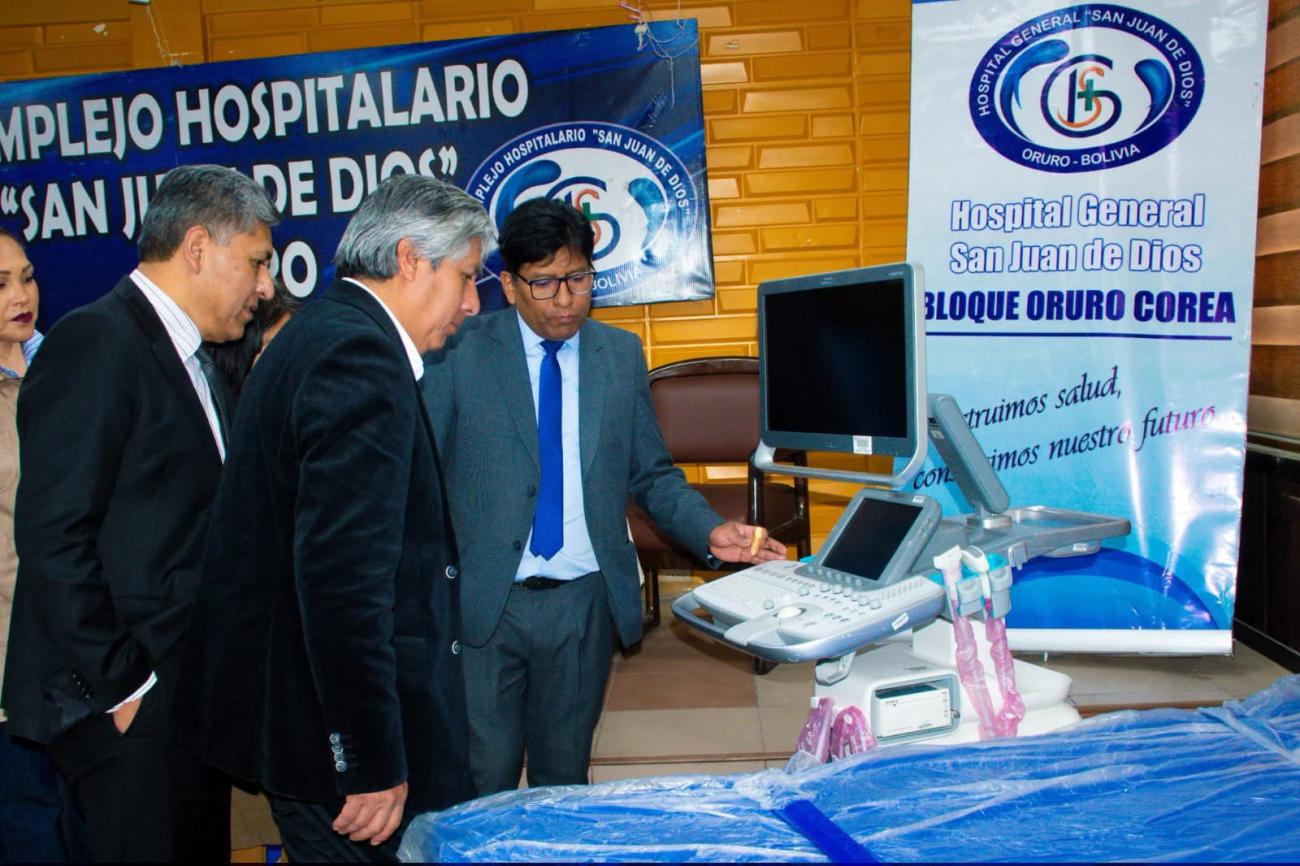 El Gobernador de Oruro junto al director del Hospital y el Director del SEDES