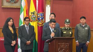 Alcalde junto a su gabinete