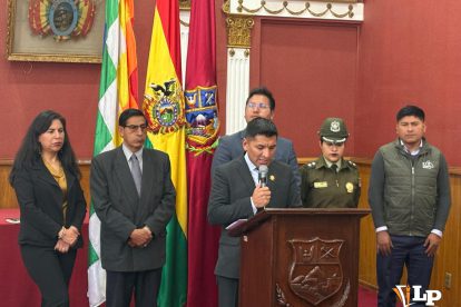 Alcalde junto a su gabinete