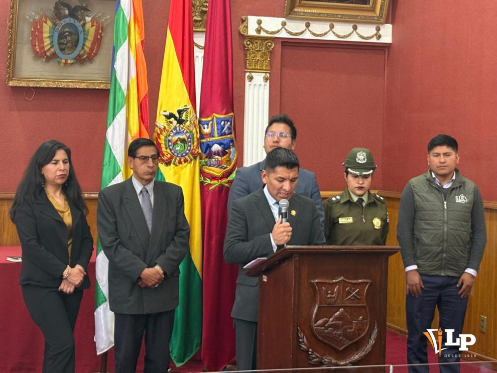 Alcalde junto a su gabinete