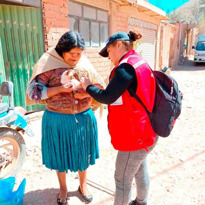 Dos personas con un gato