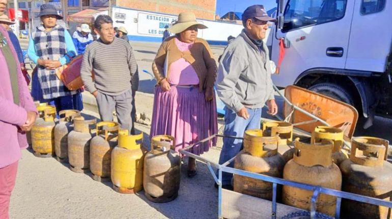 Una fila de vecinos en busca de garrafas