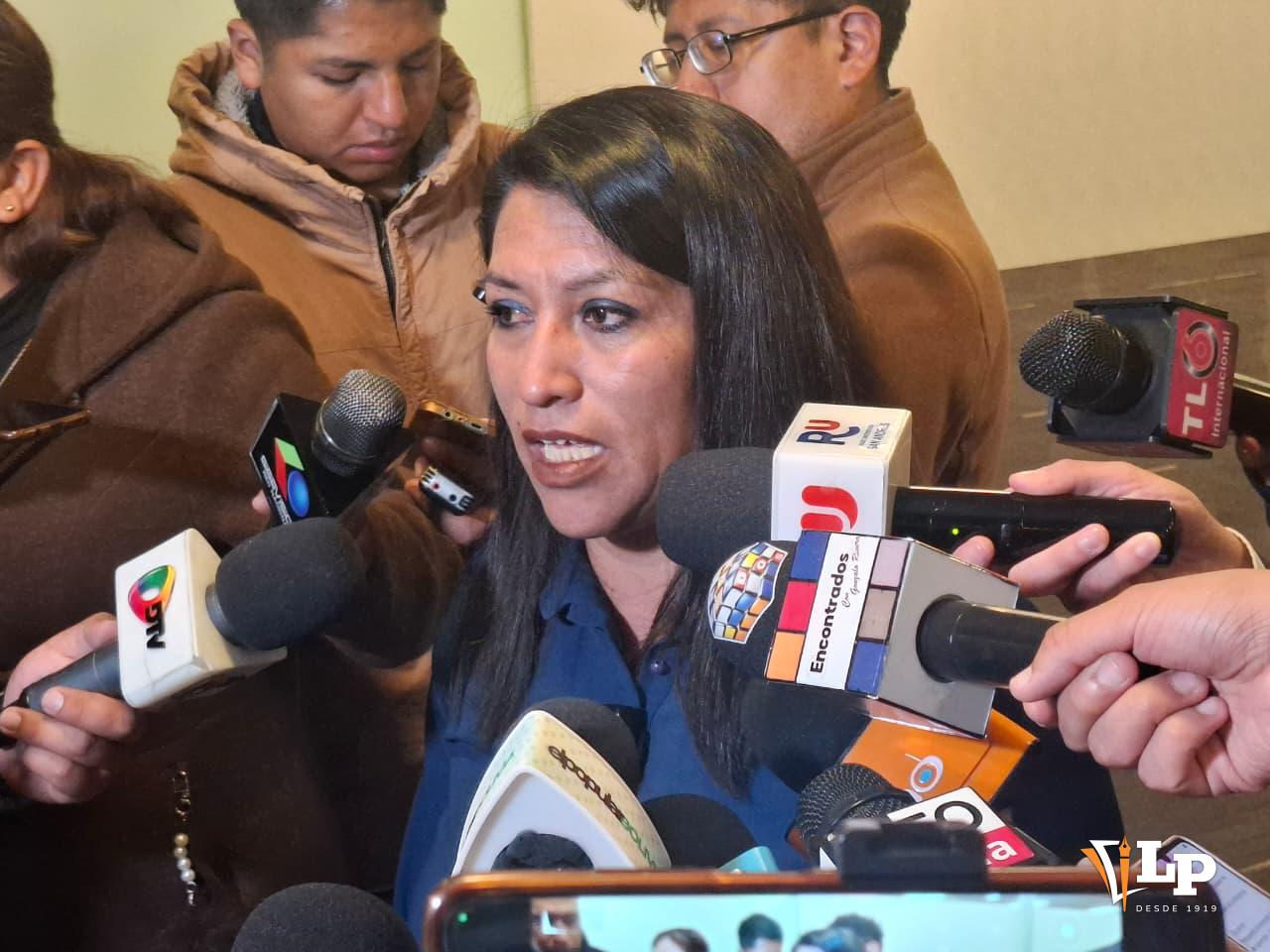 La diputada Arispe en conferencia de prensa