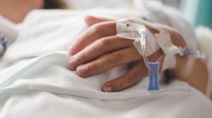 Una persona en la camilla de un hospital