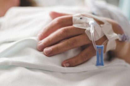 Una persona en la camilla de un hospital