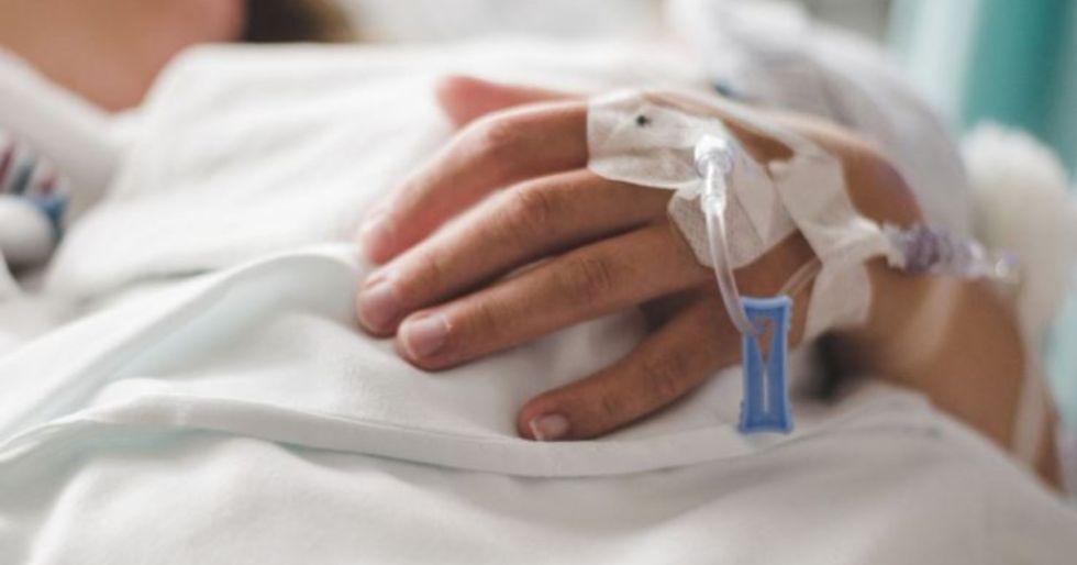 Una persona en la camilla de un hospital