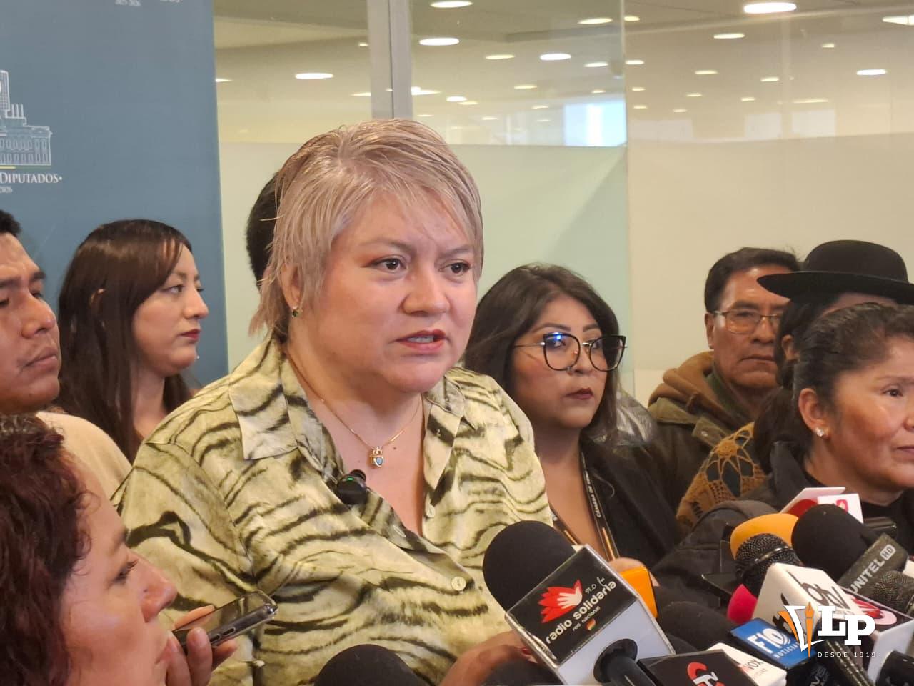 La diputada Patiño en conferencia de prensa
