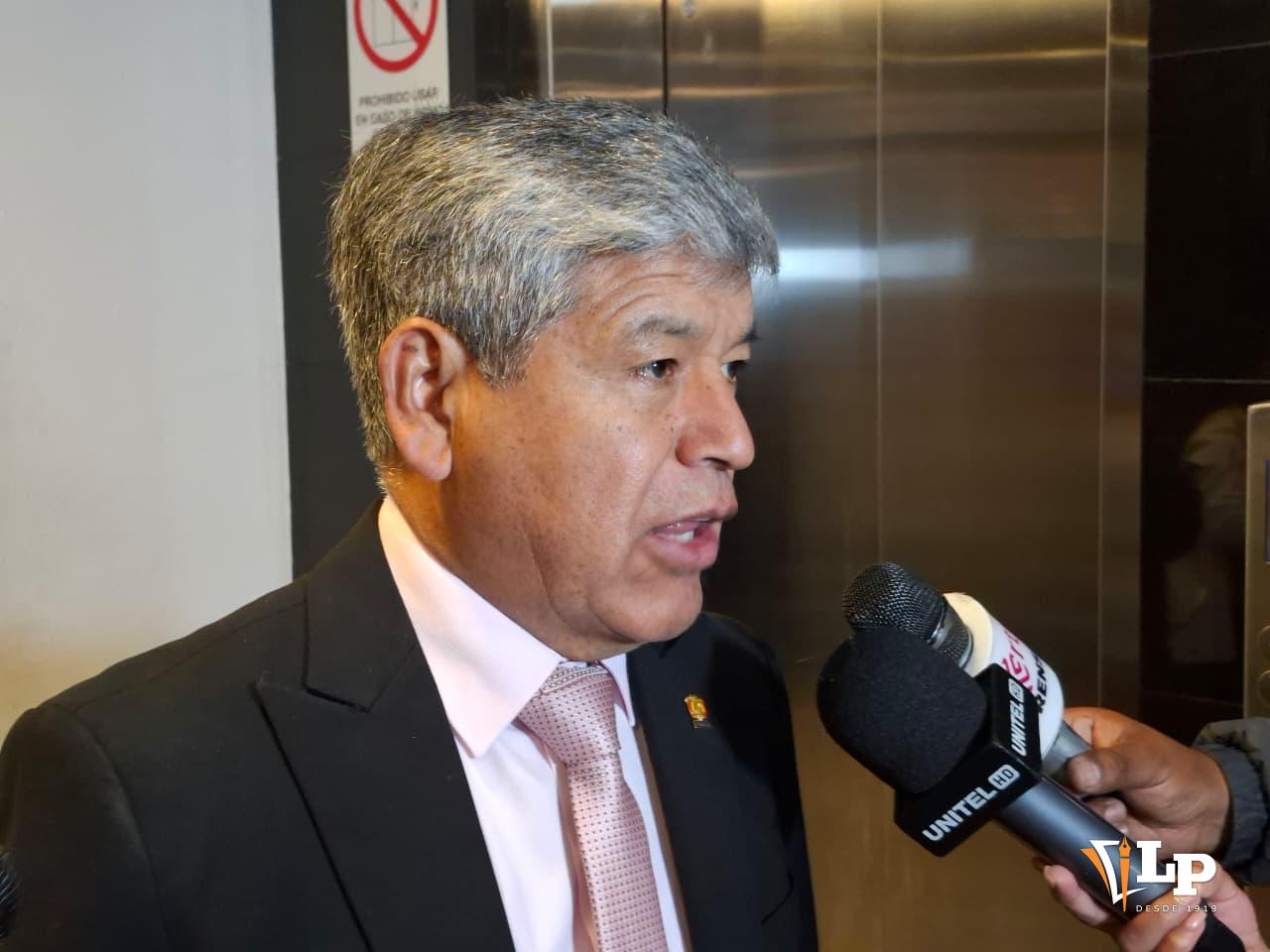 El senador Porcel en conferencia de prensa