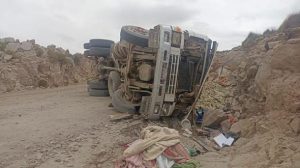 Camión volqueta volcado en un camino