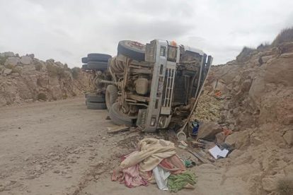 Camión volqueta volcado en un camino