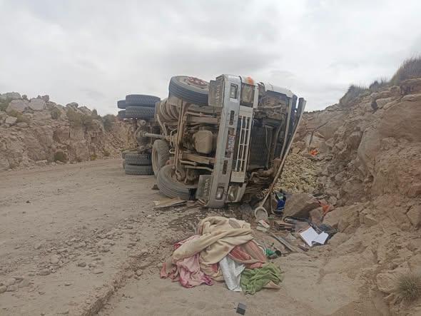 Camión volqueta volcado en un camino