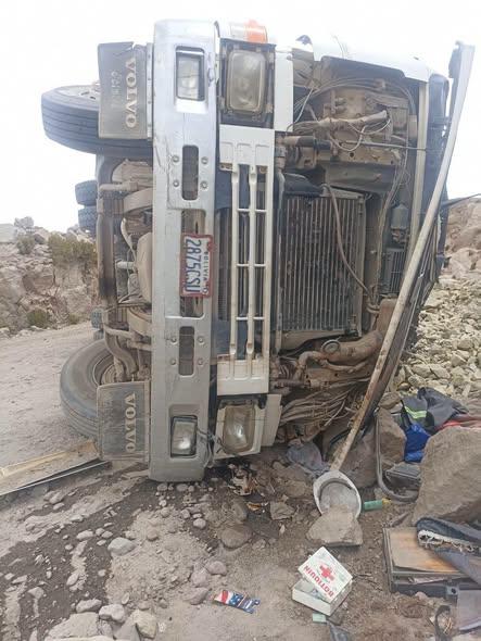 Camión volqueta volcado en un camino
