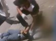 Un señor revisando a otra persona tendida en el suelo