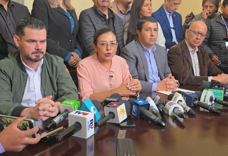 La alianza Unidad enunciando a la jefa de bancada en Senadores