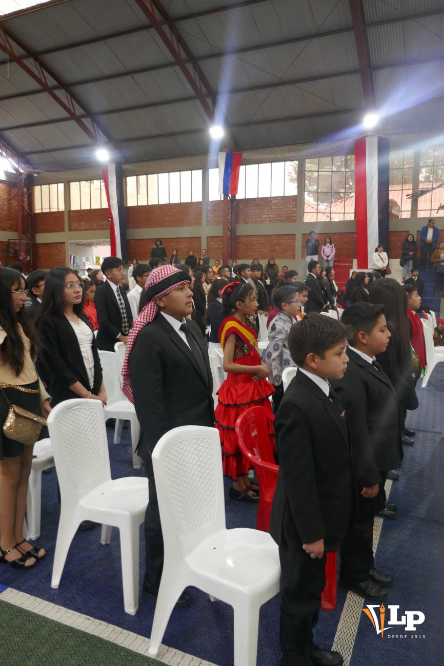 Estudiantes caracterizados según la vestimenta tradicional de los países a los que representan