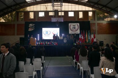 Vista general del coliseo del Colegio Anglo Americano en el inicio del evento diplomático