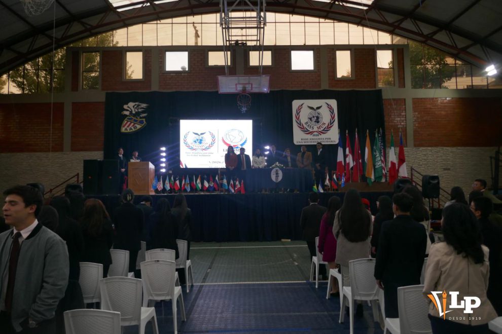 Vista general del coliseo del Colegio Anglo Americano en el inicio del evento diplomático