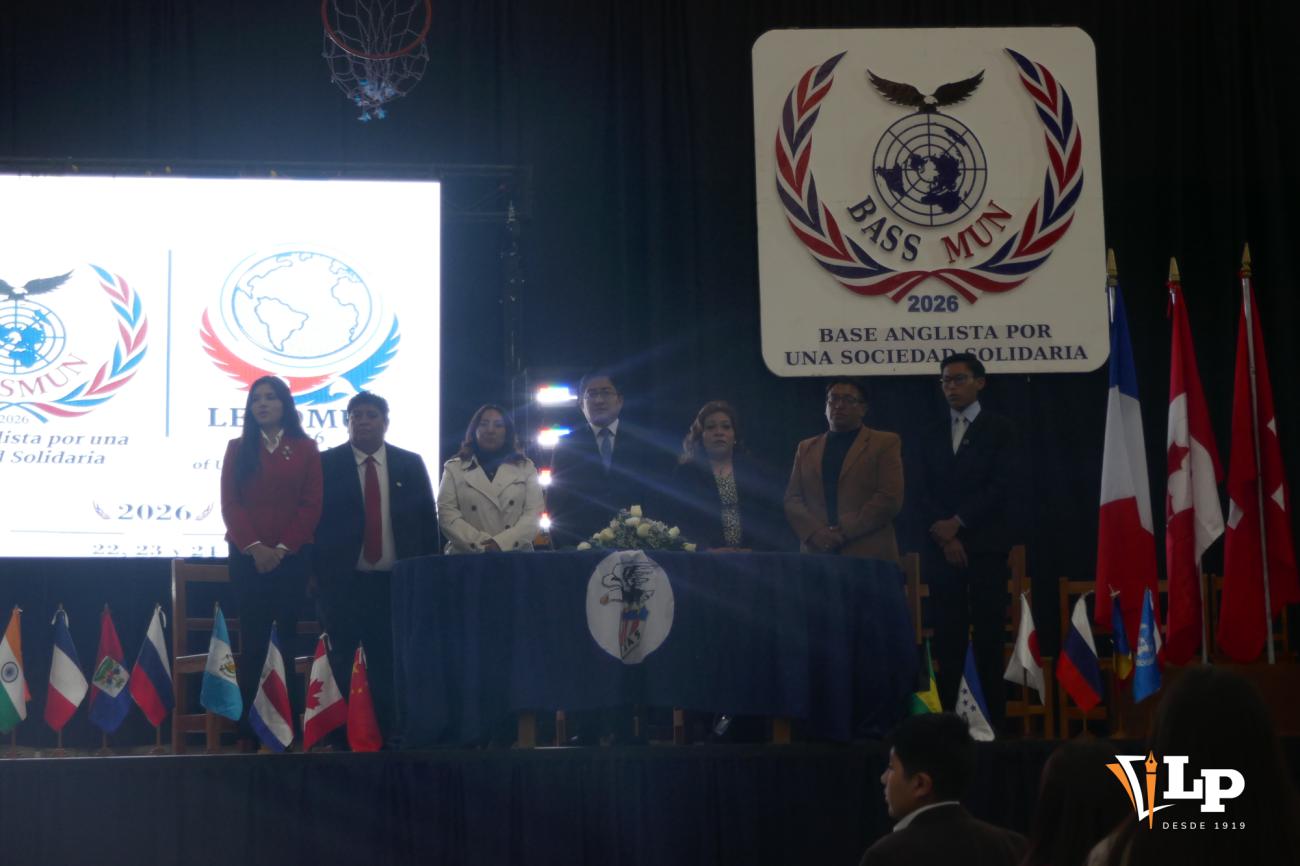 Autoridades del colegio y miembros del comité organizador sobre el escenario principal