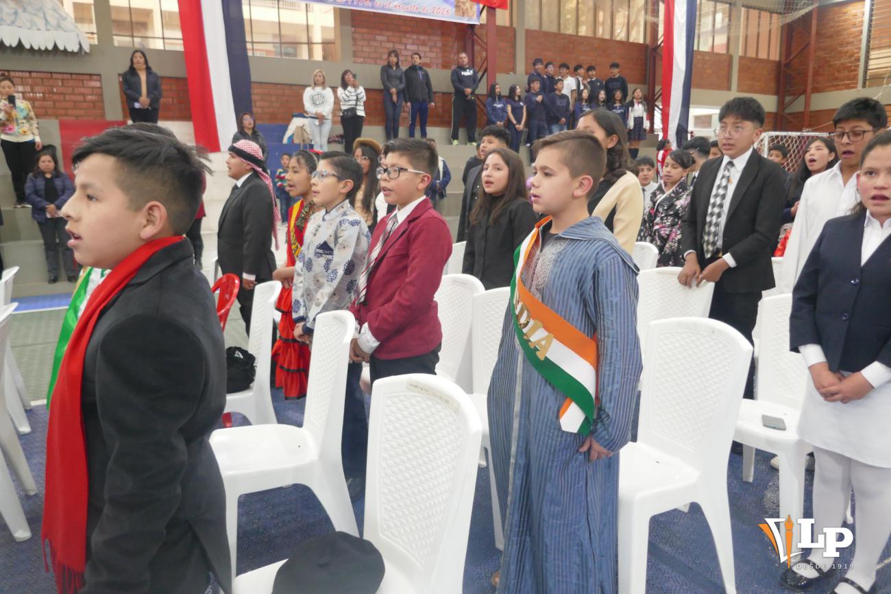 Alumnos en formación durante los actos protocolares de la ceremonia inaugural