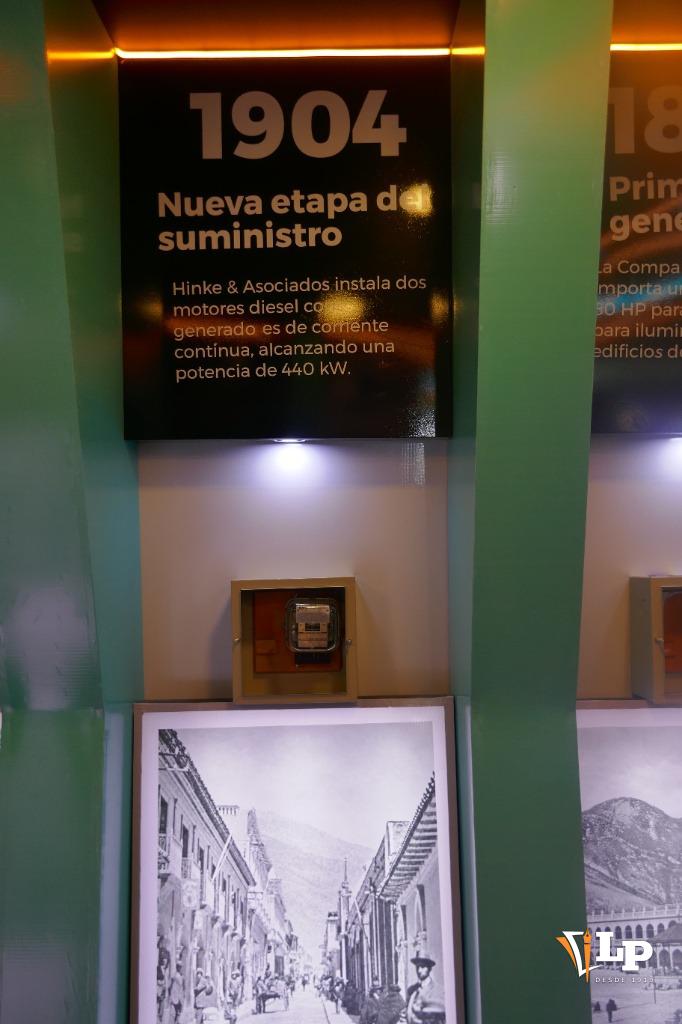 Panel expositivo que muestra el inicio del suministro eléctrico en 1904 y medidores antiguos