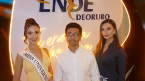 El Gerente General de ENDE DEORURO junto a Miss Bolivia Universo 2026, Valeria Mena, y la azafata del estand