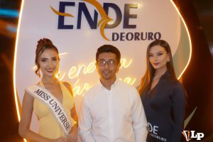 El Gerente General de ENDE DEORURO junto a Miss Bolivia Universo 2026, Valeria Mena, y la azafata del estand