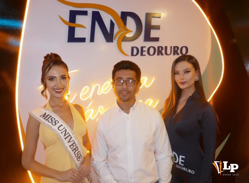 El Gerente General de ENDE DEORURO junto a Miss Bolivia Universo 2026, Valeria Mena, y la azafata del estand
