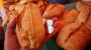 Un pan de batalla con dos monedas