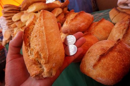 Un pan de batalla con dos monedas