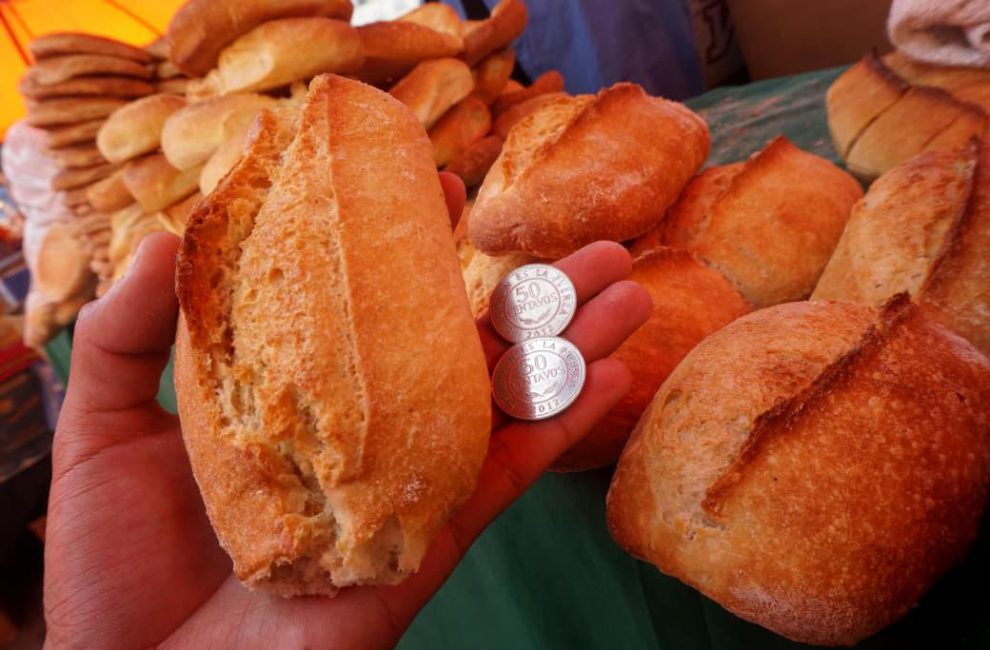 Un pan de batalla con dos monedas