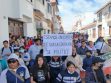 Profesores marchando con pancartas