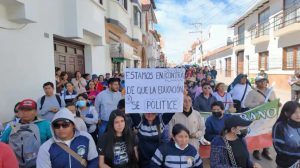 Profesores marchando con pancartas
