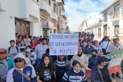 Profesores marchando con pancartas