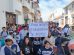 Profesores marchando con pancartas