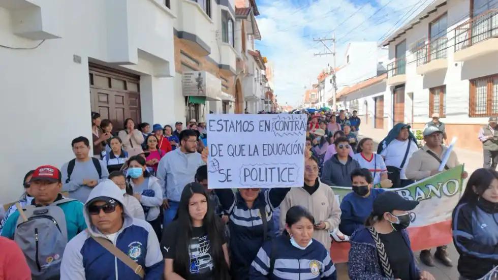 Profesores marchando con pancartas