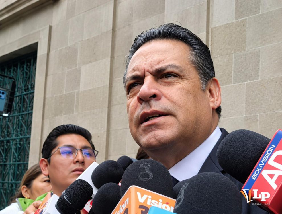 El gobernador de La Paz en conferencia de prensa
