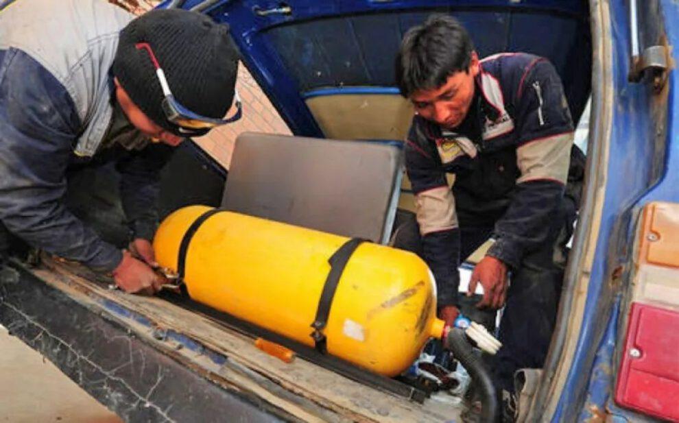 Dos personas con un silindro de gas