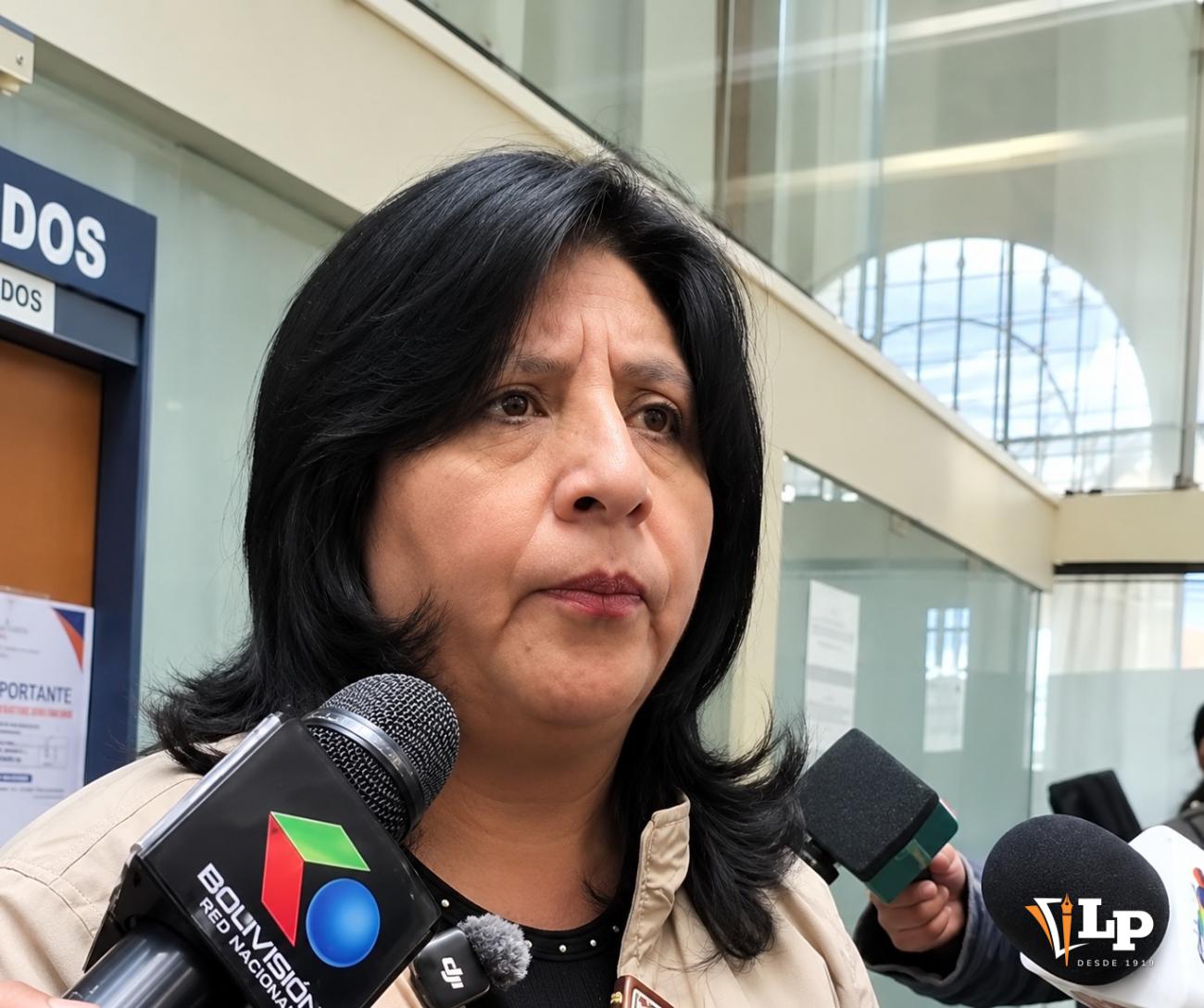 La diputada Bilbao en conferencia de prensa
