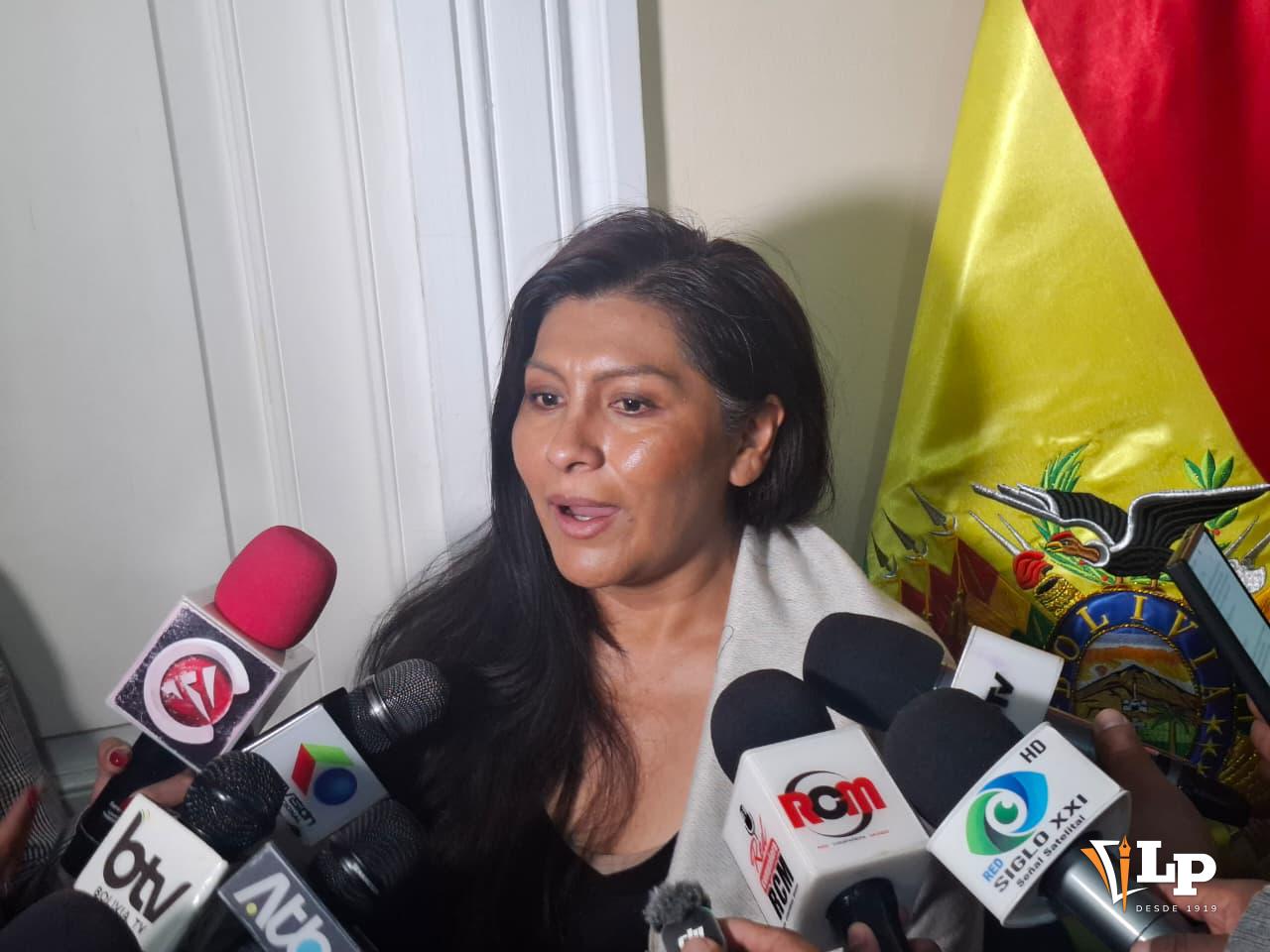 La senadora Chapetón en conferencia de prensa