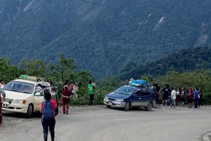 Conductores particulares colaboraron en las primeras labores de rescate.