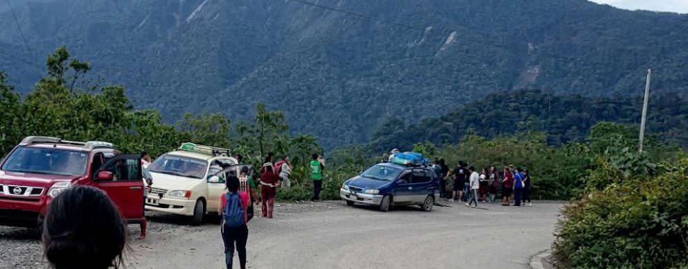 Conductores particulares colaboraron en las primeras labores de rescate.