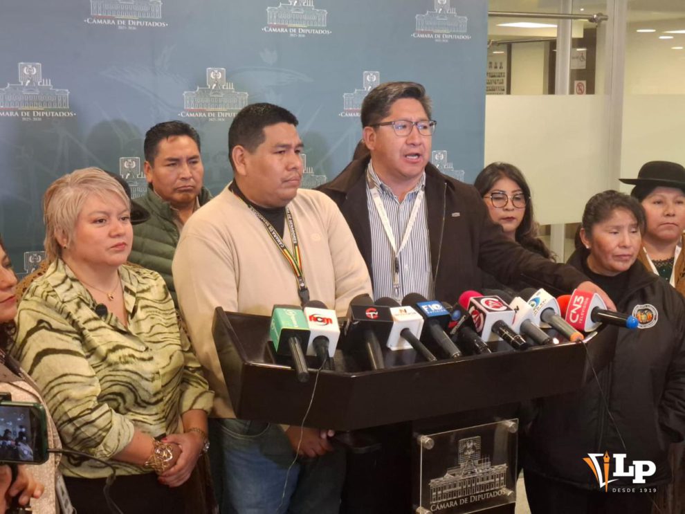 La facción del PDC en conferencia de prensa