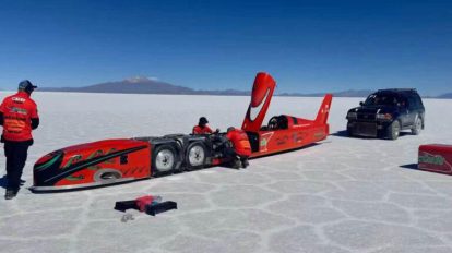 El Salar de Uyuni, en Potosí, funciona como pista natural para intentos de récord de velocidad en tierra.