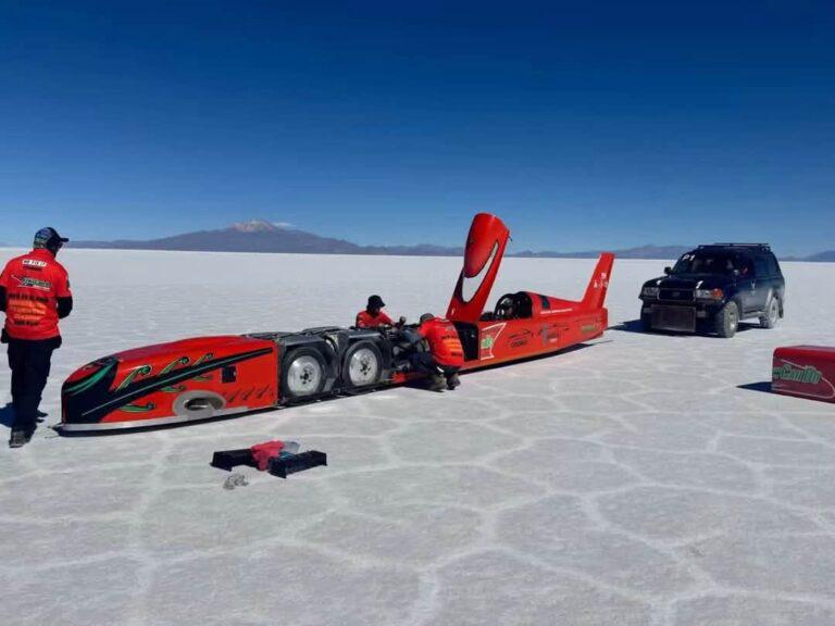 El Salar de Uyuni, en Potosí, funciona como pista natural para intentos de récord de velocidad en tierra.