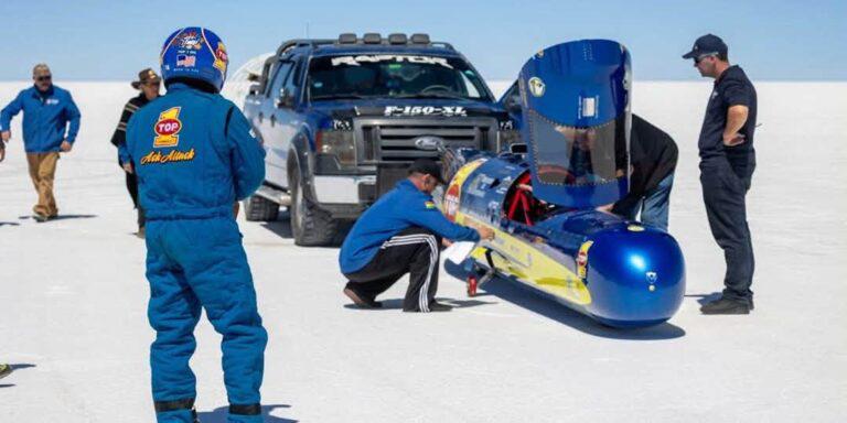 Los equipos realizan ajustes técnicos antes de las pruebas de velocidad.