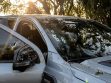 La camioneta presentaba al menos cinco impactos de bala en la parte frontal.